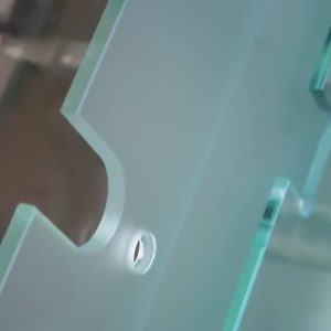 006_вырезы в закаленном стекле под фурнитуру