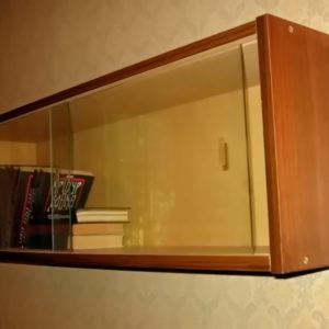 009_Полка для книг с раздвижными дверками