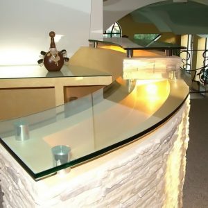 009_Закаленное стекло на ресепшн