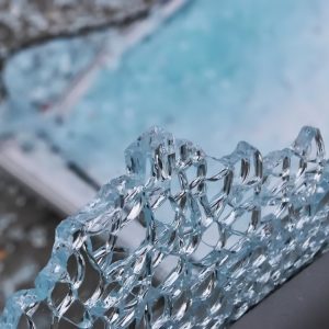 010_Закаленное стекло бьется на мелкие фракции