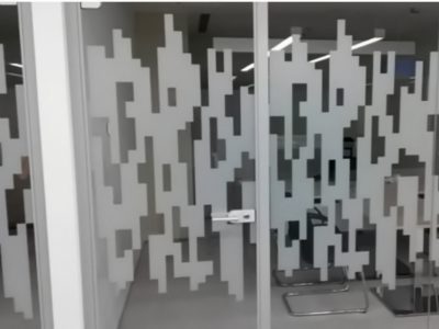 012_Трафаретные рисунки на стекле пленками Oracal