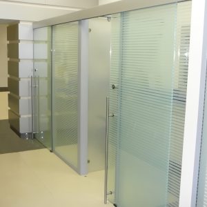 018_Входная группа в конференц зал из закаленного стекла с пескоструйным рисунком